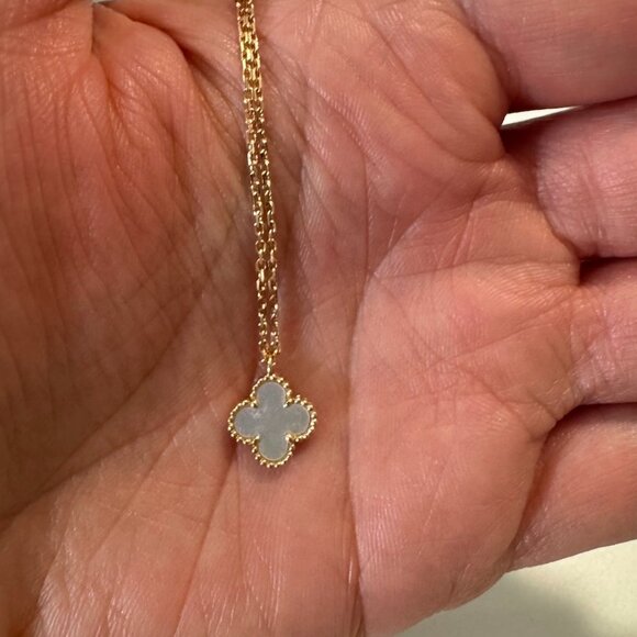 Van Cleef & Arpels Sweet Alhambra Mother of Pearl Pendant Necklace - Picture 5 of 10